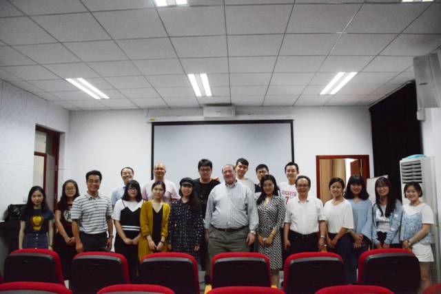 美国福德汉姆大学终身教授兰斯·斯特拉特赴华师大啪啪啦
做讲座 美国福德汉姆大学终身教授兰斯·斯特拉特赴华师大啪啪啦
做讲座